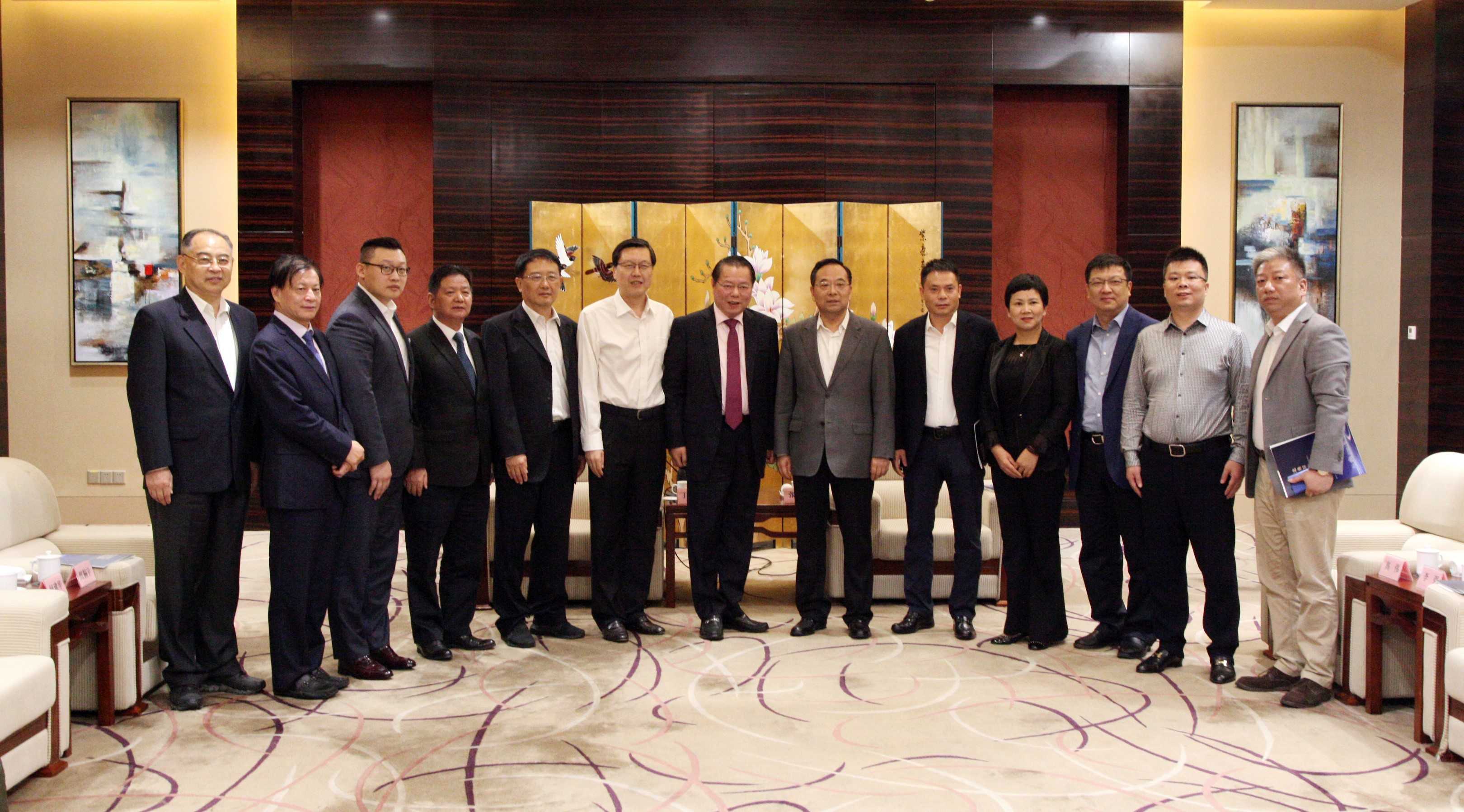 辽宁省委常委,沈阳市委书记张雷与长三角民营企业代表团合影
