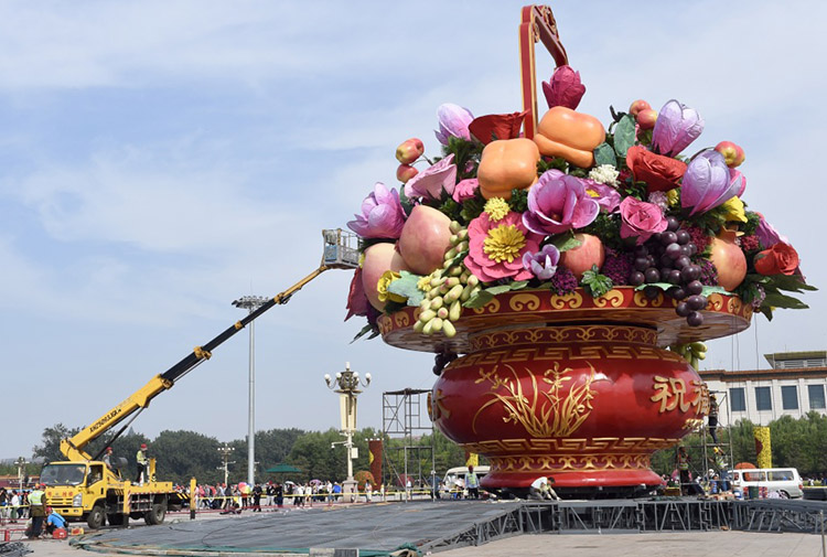 天安门广场"祝福祖国"巨型花篮基本布置完毕